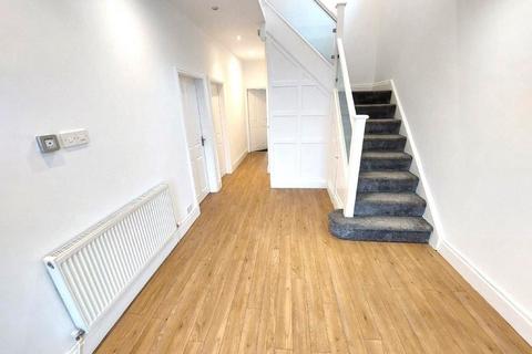 4 bedroom semi-detached house to rent - Park Road, Prestwich