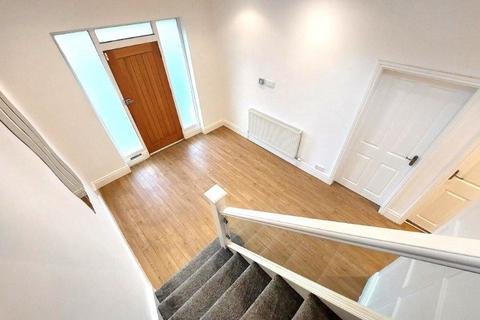 4 bedroom semi-detached house to rent - Park Road, Prestwich