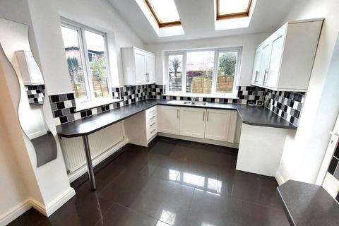 4 bedroom semi-detached house to rent, Park Road, Prestwich
