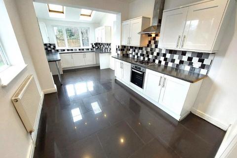 4 bedroom semi-detached house to rent, Park Road, Prestwich