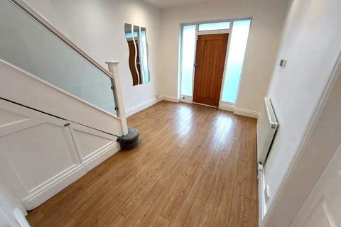 4 bedroom semi-detached house to rent, Park Road, Prestwich