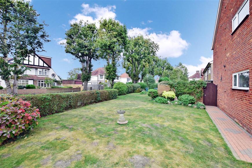 Campbell Drive, Rustington, West Sussex 3 bed semidetached house £