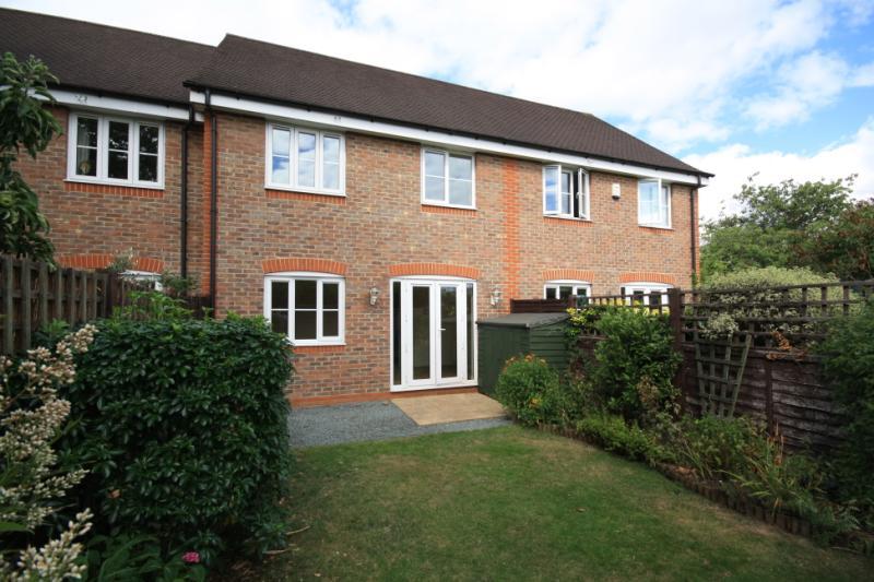 Bicknell Close, Guildford, Surrey, GU1 3 bed terraced house £2,000