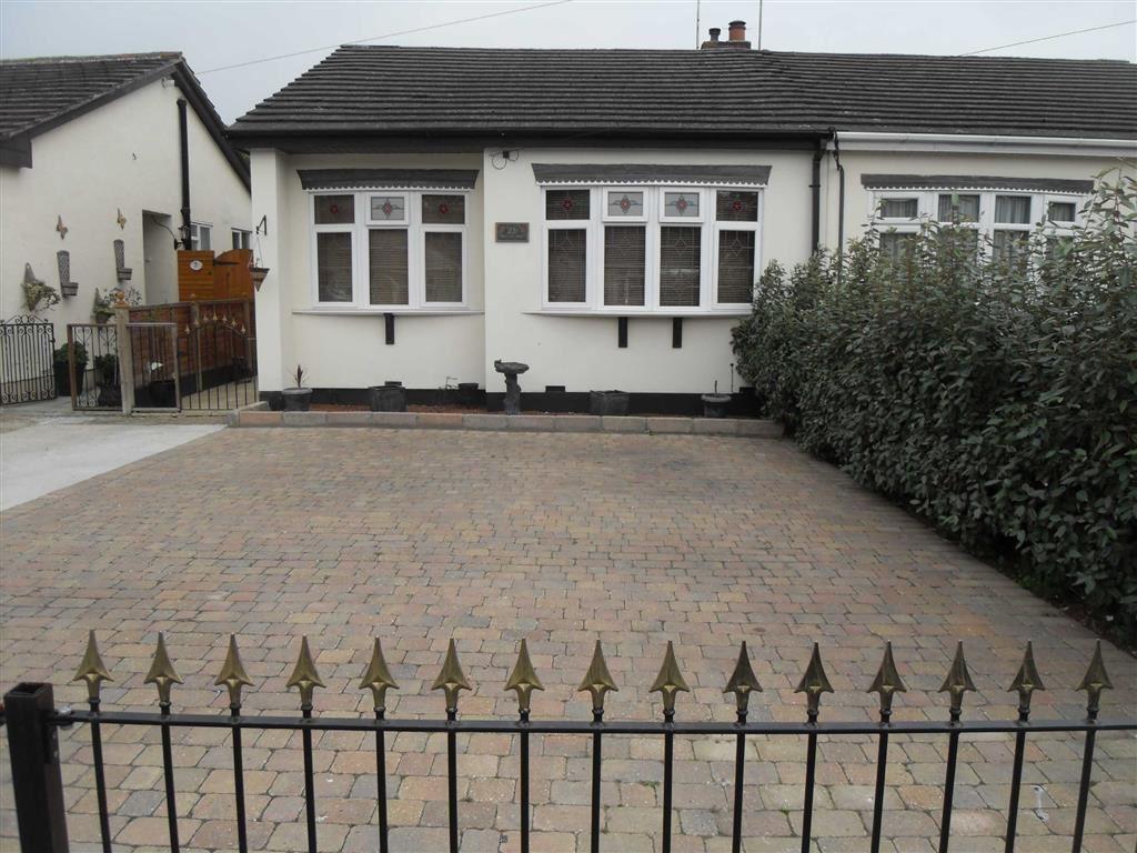 Wick Lane, Wickford, Essex 2 bed semidetached bungalow £950 pcm (£