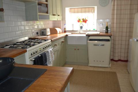 3 bedroom cottage to rent, 26, Shipton Road OX7