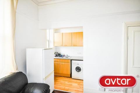 1 bedroom flat to rent, Cardigan Road, Hyde Park, Leeds, LS6 3AE