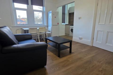1 bedroom flat to rent, Cardigan Road, Hyde Park, Leeds, LS6 3AE