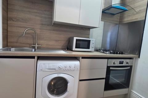 1 bedroom flat to rent, Cardigan Road, Hyde Park, Leeds, LS6 3AE