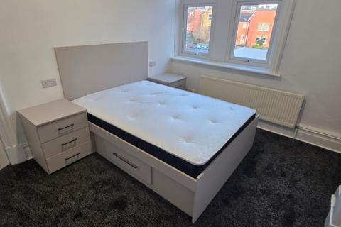 1 bedroom flat to rent, Cardigan Road, Hyde Park, Leeds, LS6 3AE
