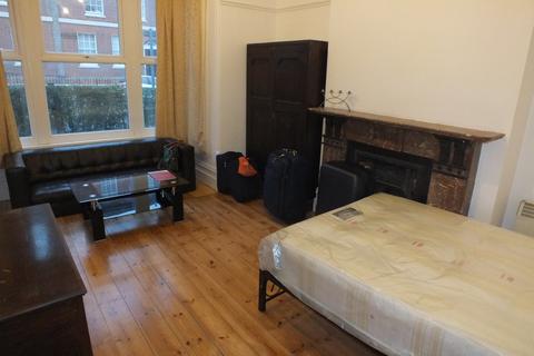 Studio to rent - Russell Street, Reading