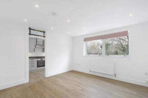 2 bedroom flat to rent, Parkgate Road, London SW11