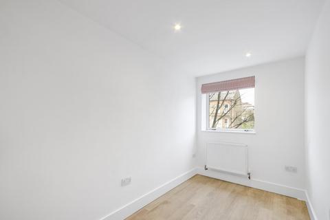 2 bedroom flat to rent, Parkgate Road, London SW11