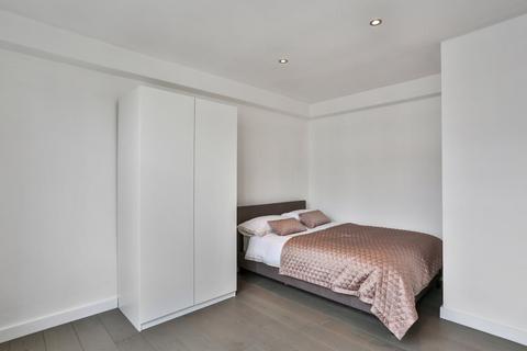 Studio to rent, Eardley Crescent, Earls Court SW5