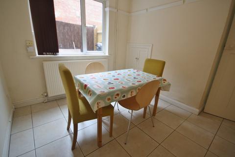 2 bedroom flat to rent, Fosse Road South, West End, Leicester LE3