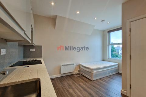 Studio to rent, High Road, London N15