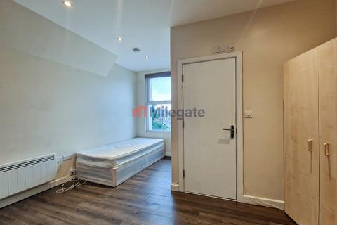 Studio to rent, High Road, London N15