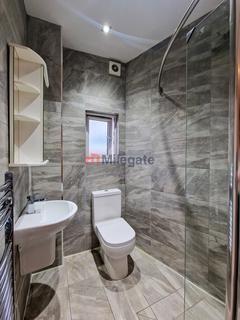 Studio to rent, High Road, London N15