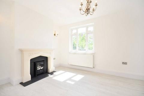 4 bedroom flat to rent, Jebb Avenue, London SW2