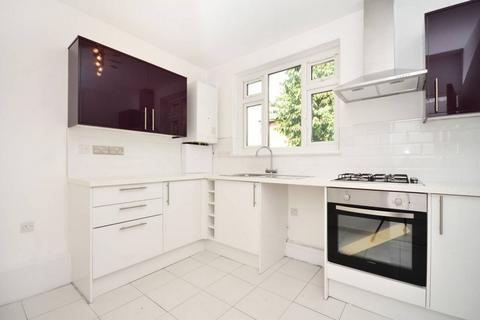 4 bedroom flat to rent, Jebb Avenue, London SW2