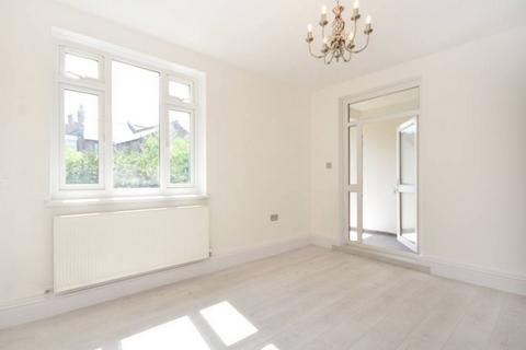 4 bedroom flat to rent, Jebb Avenue, London SW2