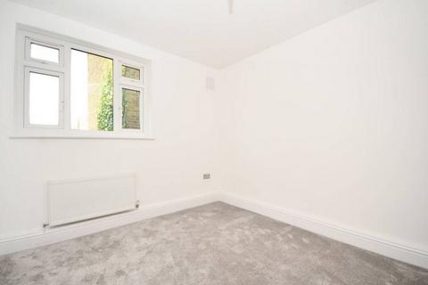 4 bedroom flat to rent, Jebb Avenue, London SW2