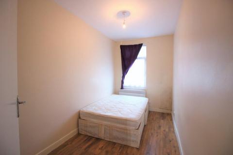 2 bedroom flat to rent, Deptford High Street, London SE8