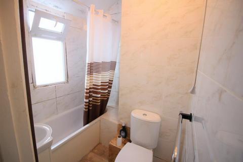 2 bedroom flat to rent, Deptford High Street, London SE8