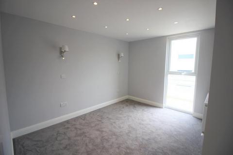 2 bedroom flat to rent, High Street, London SM1