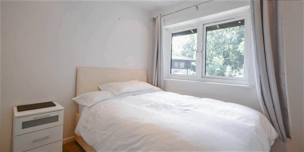 Apartment in E14 - View 2