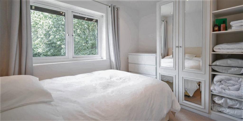 Apartment in E14 - View 3