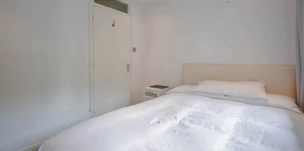 Apartment in E14 - View 4