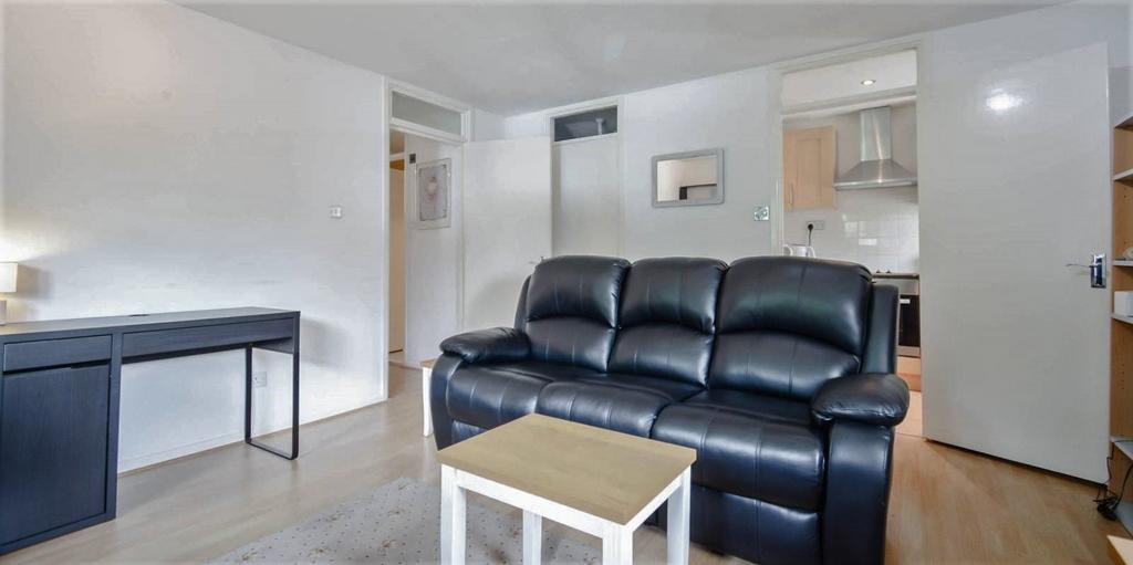 Apartment in E14 - View 5