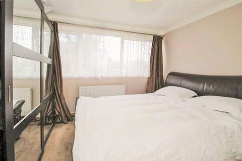 2 bedroom flat to rent, WAYLANDS COURT IG1