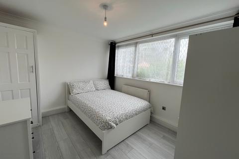 2 bedroom flat to rent, WAYLANDS COURT IG1