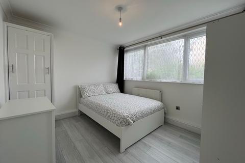2 bedroom flat to rent, WAYLANDS COURT IG1
