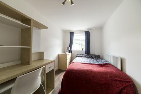 8 bedroom terraced house to rent - Brentbridge Road  M14