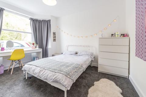 6 bedroom semi-detached house to rent, Kingswood Road  M14