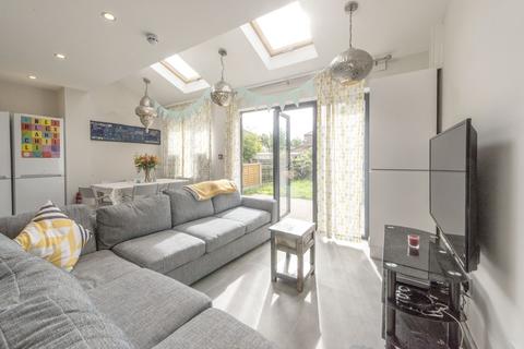 6 bedroom semi-detached house to rent, Kingswood Road  M14
