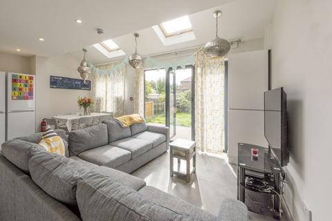 6 bedroom semi-detached house to rent, Kingswood Road  M14