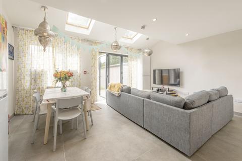 6 bedroom semi-detached house to rent, Kingswood Road  M14
