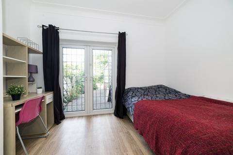 6 bedroom semi-detached house to rent, Wellington Road  M14