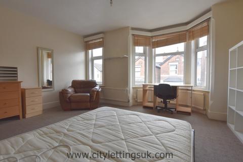 5 bedroom semi-detached house to rent, Lenton Nottingham NG7