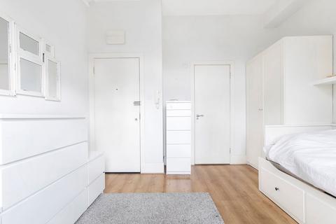 Studio to rent, Finborough Road, SW10