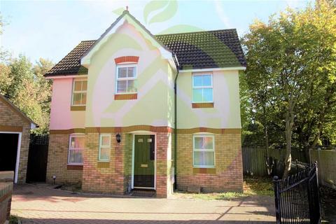 3 bedroom detached house to rent, Foxglove Road, Romford