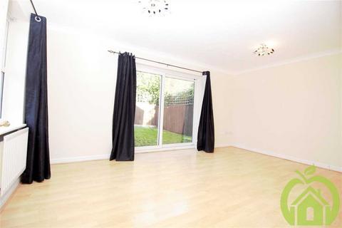 3 bedroom detached house to rent, Foxglove Road, Romford