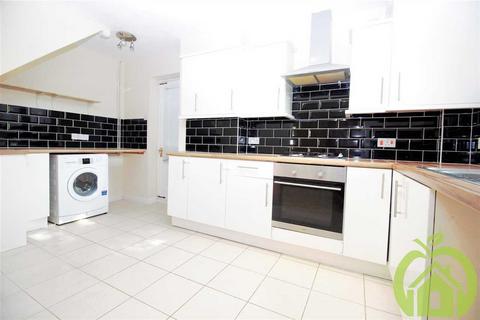 3 bedroom detached house to rent, Foxglove Road, Romford