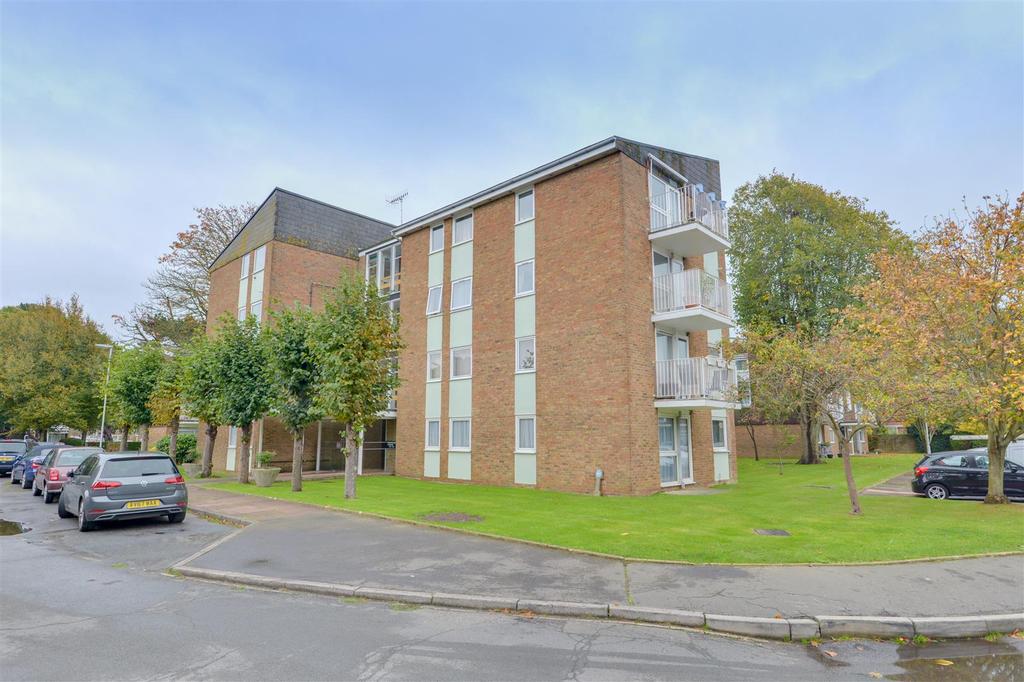 Dorchester Gardens, Worthing 2 bed flat £210,000