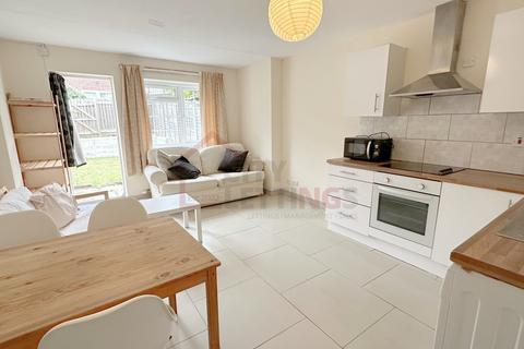 3 bedroom townhouse to rent, Bluecoat Close, City Centre