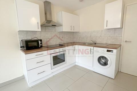 3 bedroom townhouse to rent, Bluecoat Close, City Centre