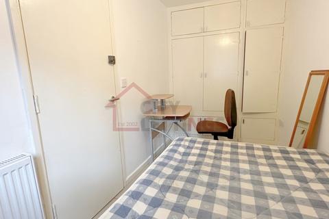 3 bedroom townhouse to rent, Bluecoat Close, City Centre